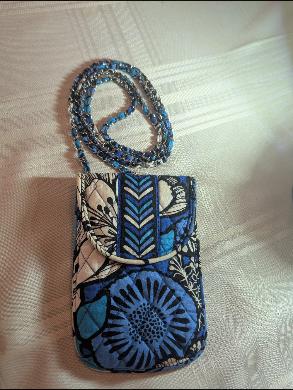 Blue Floral Vera Bradley Crossbody Phone Pouch - Quilted Fabric w/ Chain Strap. - Picture 11 of 11